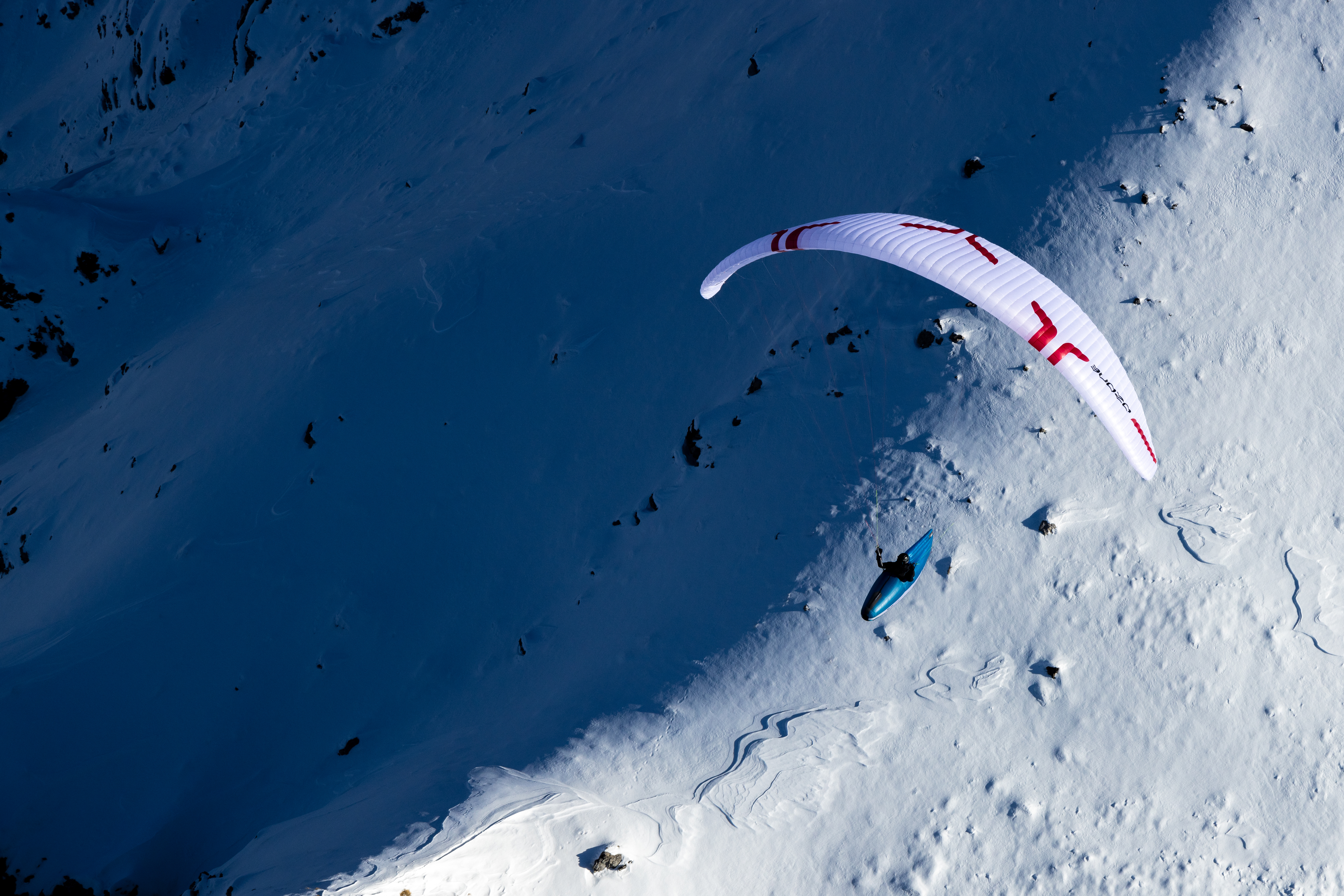 Pilote équipé pour le hike and fly avec sellette légère