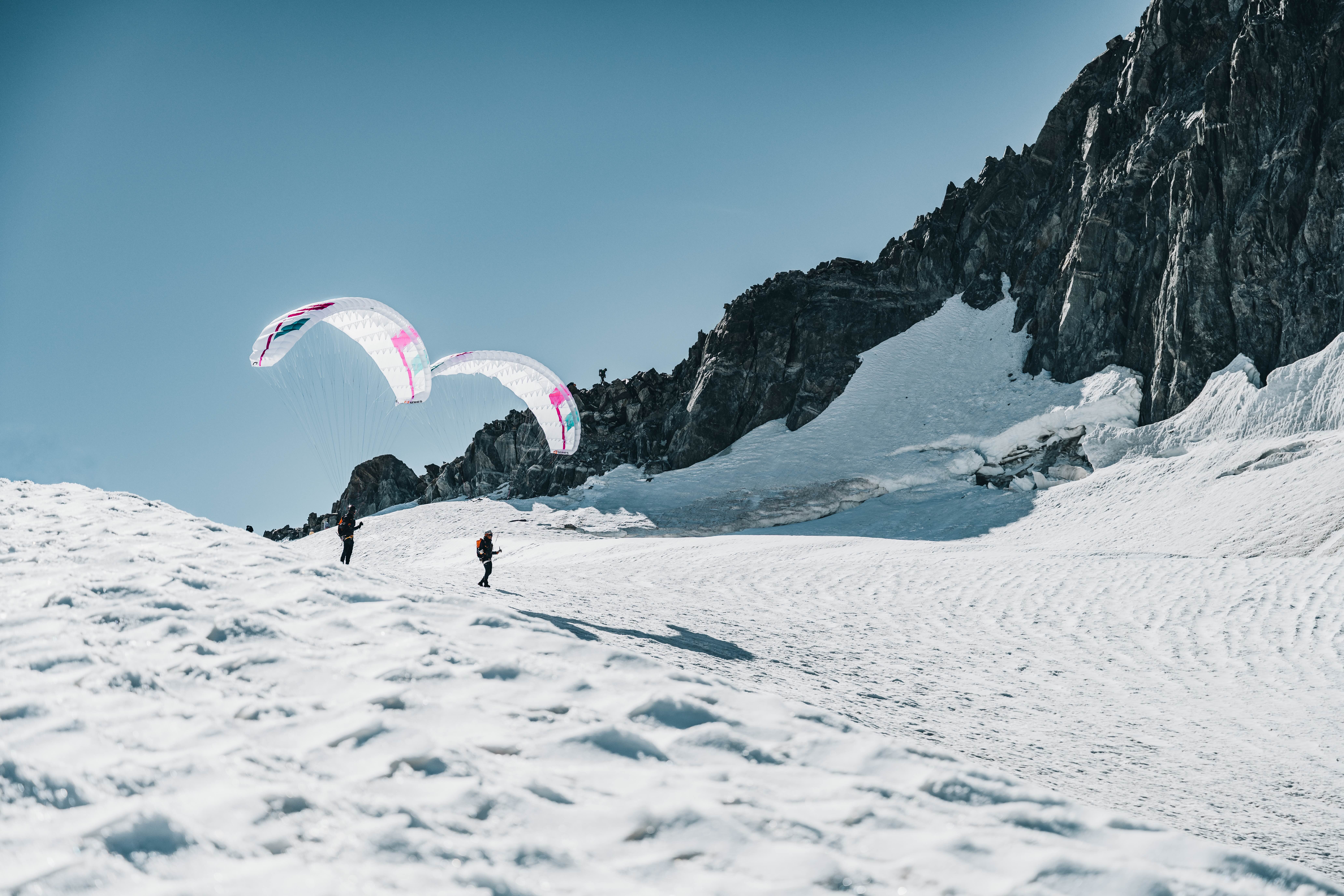 Parapente léger en vol au-dessus du relief