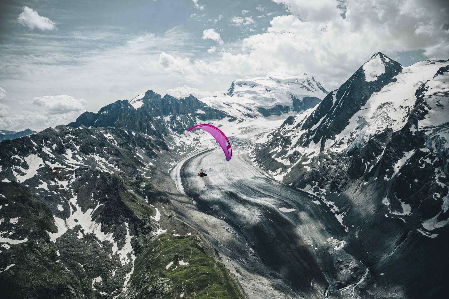 Parapente en vol au-dessus du massif du Mont-Blanc enneigé