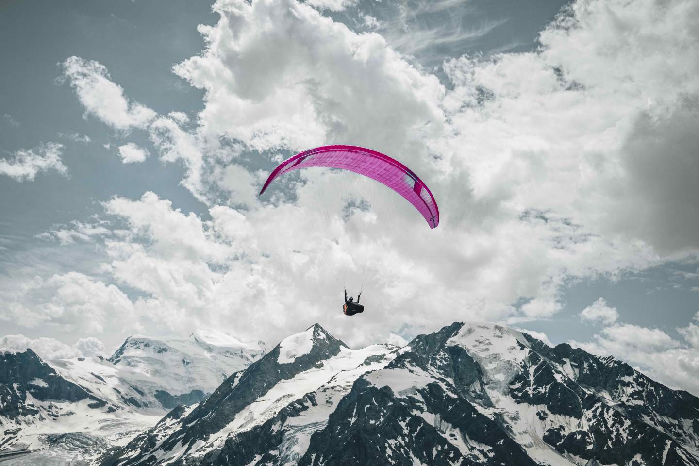 Ciel chargé au-dessus des Alpes, lecture des conditions de vol