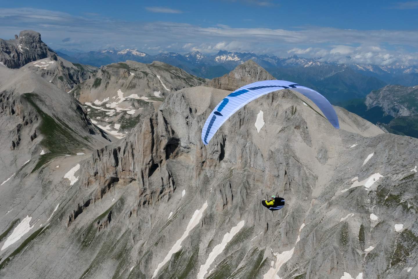 Pilote en vol hike and fly au-dessus des Alpes