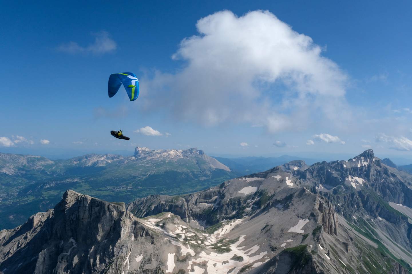 Pilote en route vers un sommet pour un vol hike and fly
