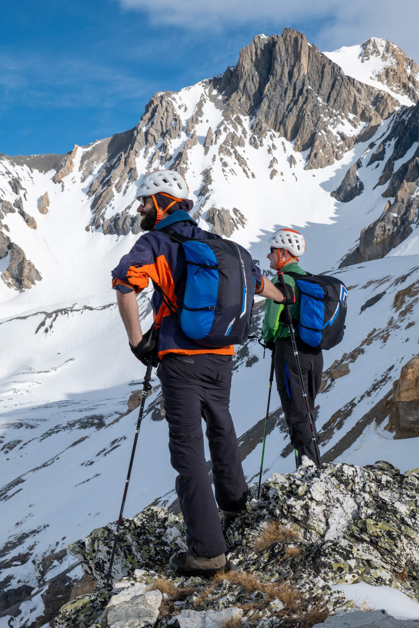 Pilote avec sellette ultralégère et sac de hike and fly compact