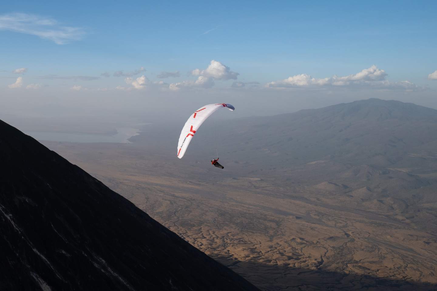 Aile de parapente légère en vol au-dessus de la montagne pour le hike and fly